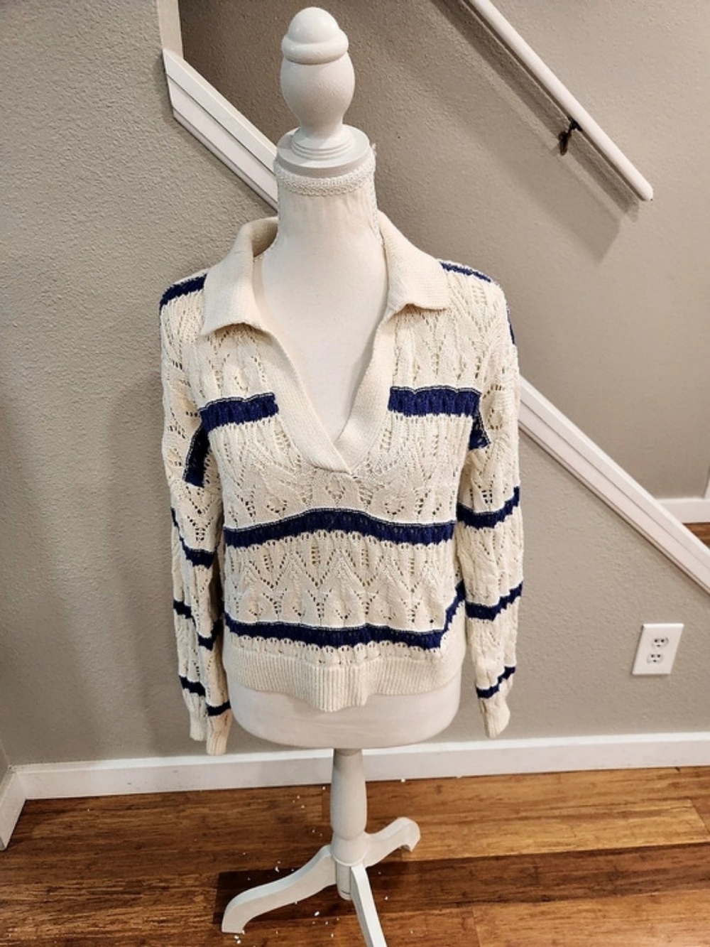 Universal Thread Striped V-Neck Sweater White & Blue Size XS